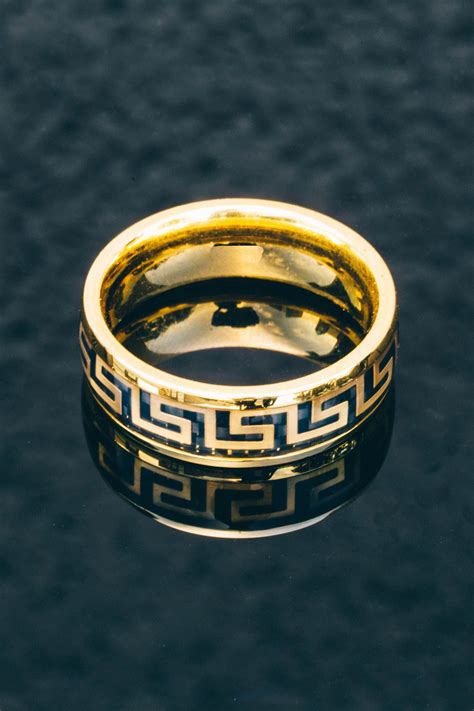 versace ohrringe gold herren|Goldene Versace Ringe & Ohrringe für Herren .